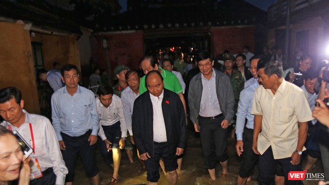 Chiều tối ngày 7/11, Thủ tướng Nhuyễn Xuân Phúc đã có chuyến thị sát, thăm hỏi và động viên người dân vùng lũ Hội An (Quảng Nam).
