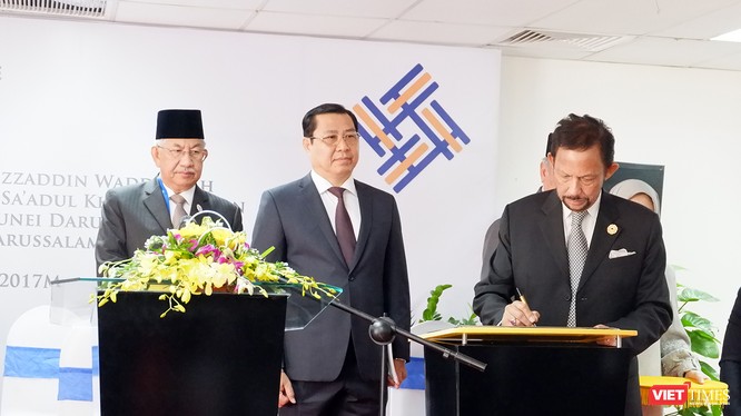 Quốc vương Brunei Darussalam ký quyết định chính thức khai trương Trung tâm tiếng Anh UBD - FPT Global Centre tại Đà Nẵng 