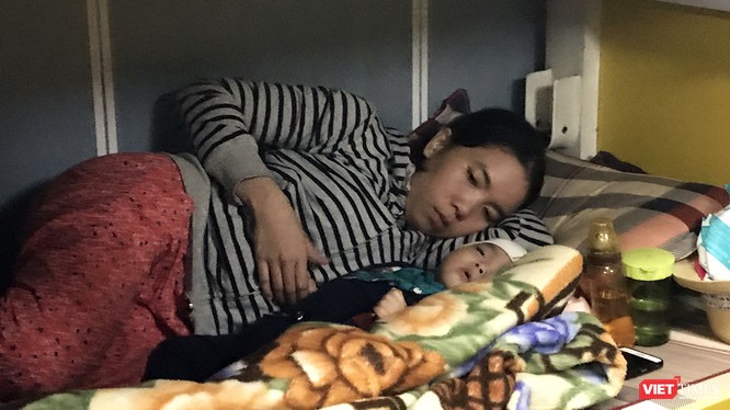 Sau hơn 3 tiếng đồng hồ nỗ lực, đến 12h30 ngày 23/11, tàu SAR 274 đã cập cảng Trung tâm II tại Đà Nẵng, đưa cháu Phúc (8 tháng tuổi, trú đảo Cù Lao Chàm) chuyển vào bệnh viện để tiếp tục điều trị.