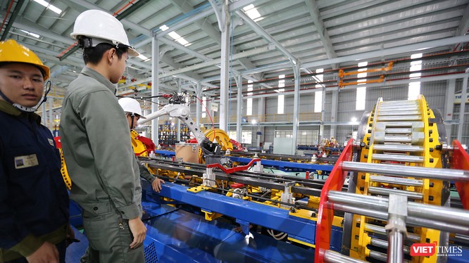 Công nhân làm việc tại nhà máy sản xuất xe bus THACO tại Quảng Nam