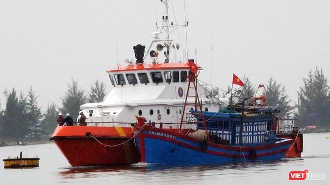 Sau gần 10 tiếng đồng hồ nỗ lực, tàu SAR 274 của Trung tâm phối hợp tìm kiếm cứu nạn hàng hải Việt Nam tại Đà Nẵng đã đưa toàn bộ 04 thuyền viên và lai dắt tàu cá QNa 93799 TS về bờ an toàn.