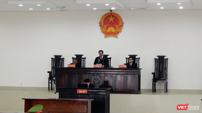 Sáng 16/1, Hội đồng xét xử sơ thẩm vụ án hình sự nhắn tin đe dọa giết người đối với Chủ tịch UBND TP Đà Nẵng Huỳnh Đức Thơ đã quyết định hoãn phiên tòa với lý do bị cáo và luật sư bào chữa vắng mặt.