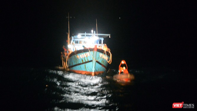 Tàu SAR 412 cứu hộ 11 ngư dân và tàu cá ĐNa 90415 TS bị trôi tự do trên biển trong đêm