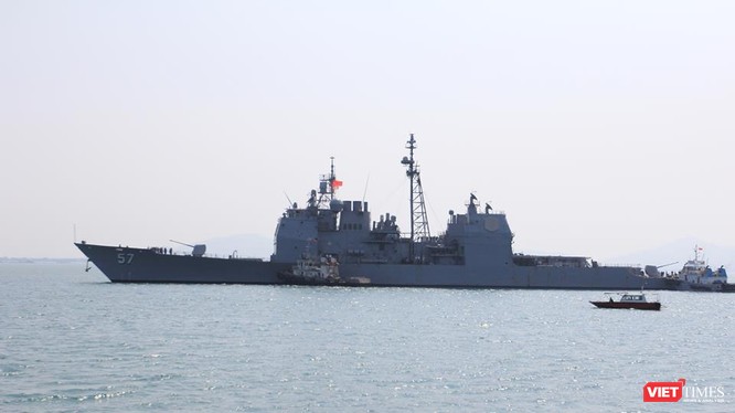  USS Lake Champlain (CG-57) tại Cảng Tiên Sa