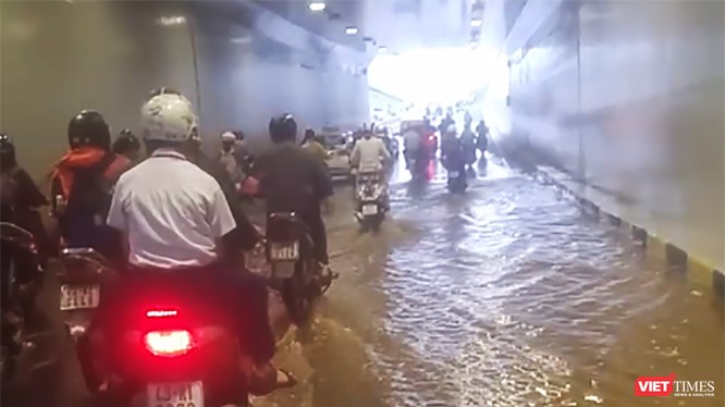 Vừa đưa vào sử dụng từ tháng 11/2017, nhưng Hầm chui Điện Biên Phủ - Nguyễn Tri Phương (Đà Nẵng) được đầu tư hơn trăm tỷ đã ngập nước.