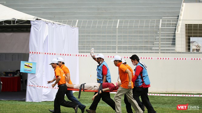 Sáng 27/6, 10 đội y tế khẩn cấp (EMTs) từ các quốc gia ASEAN, Nhật Bản và 2 đội của Việt Nam, với sự hỗ trợ của đội ngũ các chuyên gia quốc tế của Nhật Bản và Thái Lan đã tiến hành cuộc Diễn tập quốc tế ứng phó về y tế trong thảm họa tại Đà Nẵng. 