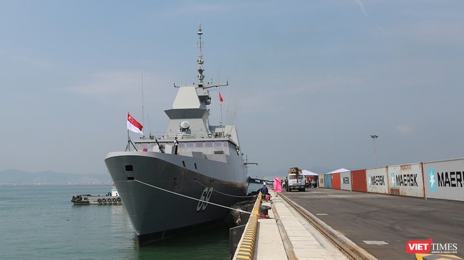 Sáng 26/4, Tàu Hải quân Singapore mang tên RSS INTREPID 69 cùng 150 người trong thủy thủ đoàn đã cập cảng Tiên Sa, chính thức chuyến thăm Đà Nẵng từ ngày 26/4-29/4.