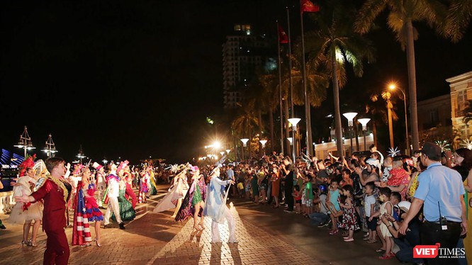Đồng hành cùng sự kiện DIFF 2018, tối ngày 5/5, lễ Diễu hành nghệ thuật Carnaval đường phố DIFF 2018 chính thức bắt đầu đã tạo nên không khí âm nhạc sôi động, háo hức trên khắp các tuyến phố trung tâm TP.Đà Nẵng.