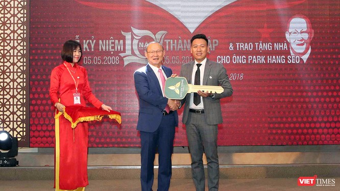Tối 6/5, HLV Park Hang Seo cùng phu nhân đã đến Đà Nẵng nhận căn nhà do Công ty Phúc Hoàng Ngọc trao tặng và mong ông muốn cống hiến hết mình cho bóng đá Việt Nam.