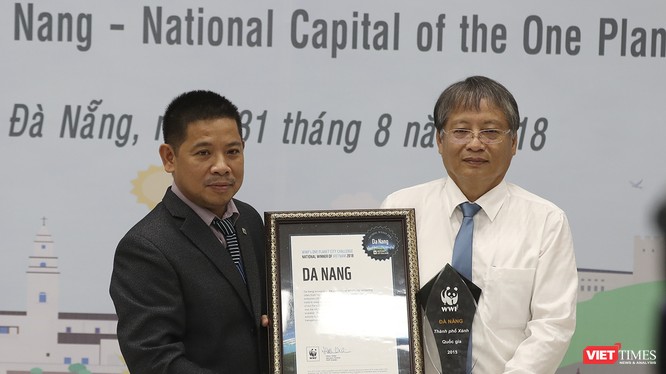 Ông Văn Ngọc Thịnh-Giám đốc Quốc gia WWF Việt Nam trao bằng chứng nhận danh hiệu “TP Xanh Quốc gia Việt Nam” giai đoạn 2017-2018 cho đại diện UBND TP Đà Nẵng.