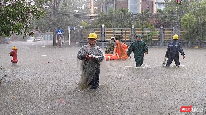 Mưa lớn kéo dài khiến nhiều khu vực của TP Đà Nẵng chìm sâu trong nước.