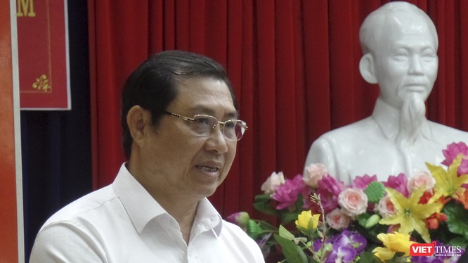 Ông Huỳnh Đức Thơ, Chủ tịch UBND TP Đà Nẵng trả lời ý kiến cử tri trong khuôn khổsự kiện tiếp xúc cử tri, báo cáo kết quả Kỳ họp thứ 9 HĐND TP khóa 9 (nhiệm kỳ 2016-2021) với cử tri quận Thanh Khê.