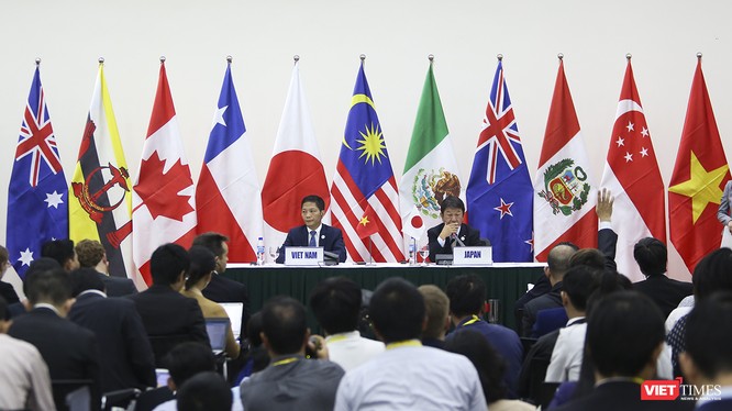 Bộ trưởng Bộ Công thương Việt Nam tại buổi ký kết Hiệp định Đối tác Toàn diện và Tiến bộ xuyên Thái Bình Dương với Nhật Bản trong khuôn khổ Tuần lễ cấp cao APEC 2017 diễn ra tại Đà Nẵng