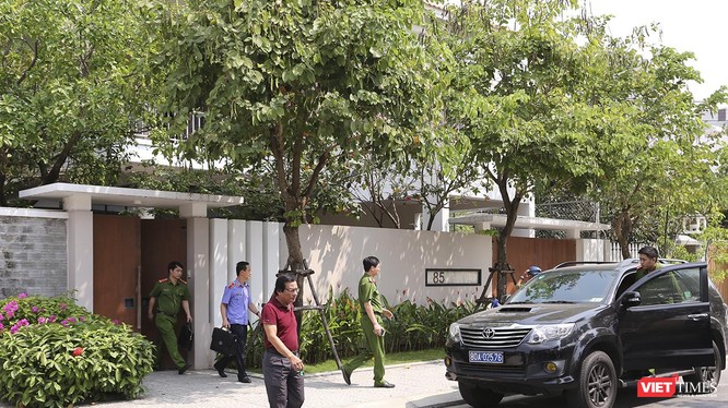 Sáng 18/3, lực lượng công an, viện kiểm sát đi trên xe ô tô chuyên dụng mang BKS 80A-02576 cùng đã có mặt và đi vào nhà ông Nguyễn Ngọc Tuấn tại số 85 Hoàng Kế Viêm (phường Mỹ An, quận Ngũ Hành Sơn, Đà Nẵng).