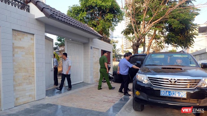 Lực lượng chức năng tiến hành khám xét tại nhà riêng của ông Nguyễn Thanh Sang - nguyên Giám đốc Sở Tài chính TP Đà Nẵng, chiều 19/3.
