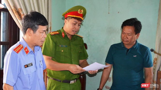 Cơ quan Cảnh sát điều tra Công an Quảng Nam tống đạt quyết định khởi tố vụ án hình sự, khởi tố bị can, bắt tạm giam 4 tháng đối với Lê Tự Trung, nguyên là cán bộ Trung tâm phát triển quỹ đất Điện Bàn (Ảnh Xuân Mai)