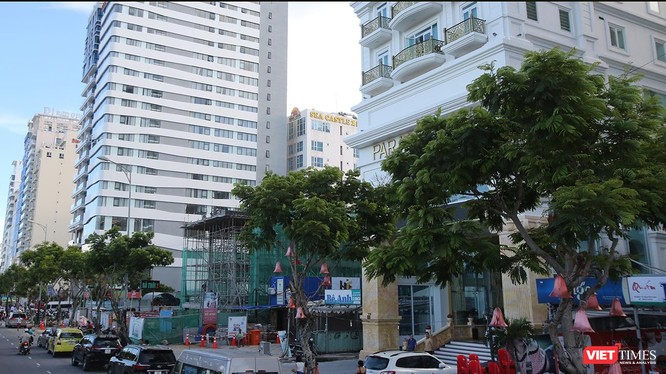 Qua kiểm tra, cơ quan chức năng phát hiện có 17/55 công trình nhà hàng, quán tạm tại khu vực ven biển trên địa bàn quận Sơn Trà được xây dựng không phép.