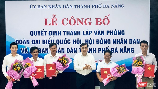 Ông Huỳnh Đức Thơ, Chủ tịch UBND TP Đà Nẵng (đứng giữa), chúc mừng các cá nhân được bổ nhiệm tại Lễ công bố Quyết định thành lập Văn phòng hợp nhất 3 văn phòng