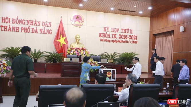 Chiều 11/7, đại biểu HĐND TP Đà Nẵng đã bỏ phiếu chấp thuận cho ông Nguyễn Bá Cảnh thôi làm nhiệm vụ đại biểu HĐND TP Đà Nẵng khóa IX, nhiệm kỳ 2016 – 2021 với số phiếu 41/42 đại biểu có mặt đồng ý.