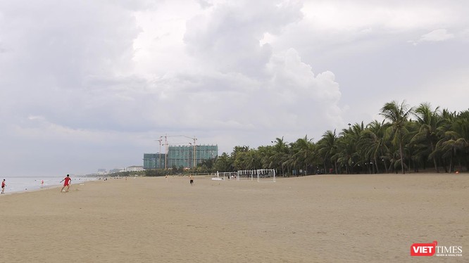 Cơ quan chức năng Đà Nẵng vừa phát hiện 14 khu nghỉ dưỡng, resort ven biển du lịch Đà Nẵng trên địa bàn quận Ngũ Hành Sơn xây dựng công trình trái phép trong vệt 50m khu vực bãi cát công cộng