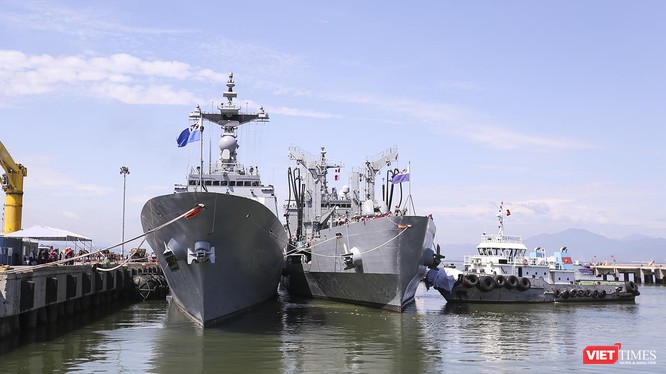 Đội tàu khu trục Moon Mu The Great và tàu hậu cần Roks Hwacheon tại cảng Tiên Sa (Đà Nẵng)