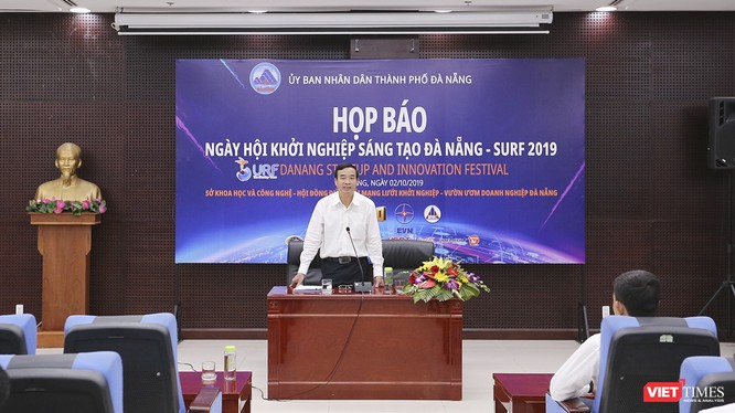 Ông Lê Trung Chinh, Phó Chủ tịch UBND TP Đà Nẵng chủ trì buổi Họp báo.
