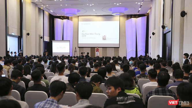 Diễn giả trình bày tại sự kiện DevFest-Hackathon 2019 diễn ra chiều 13/10 tại Đà Nẵng