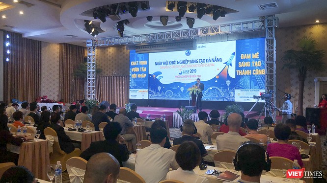 Ông Lê Trung Chinh - Phó Chủ tịch UBND TP Đà Nẵng phát biểu khai mạc sự kiện Ngày hội khởi nghiệp sáng tạo Đà Nẵng-SURF 2019 diễn ra sáng nay (1/11)