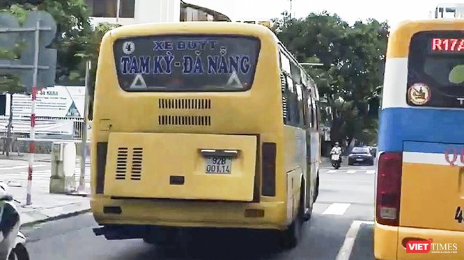 Xe buýt liên tỉnh Đà Nẵng-Quảng Ngãi chạy lấn làn khi vào nội đô Đà Nẵng (ảnh Sở GTVT Đà Nẵng cung cấp)