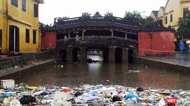 Chùa Cầu ở Hội An (Quảng Nam) ngập rác sau mưa bão