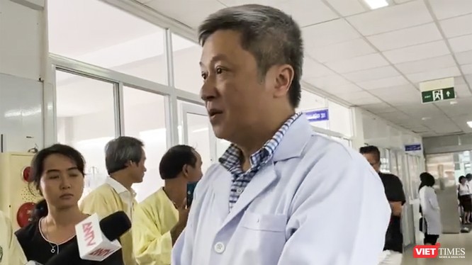 Thứ trưởng Bộ Y tế - Nguyễn Trường Sơn đã đến Đà Nẵng trả lời phỏng vấn của phóng viên trong chuyến kiểm tra tại bệnh viện Phụ nữ Đà Nẵng chiều 21/11
