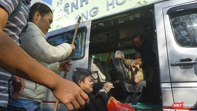 Bệnh nhân xuất viện được Bệnh viện Đà Nẵng bố trí xe miến phí đưa về quê ăn Tết