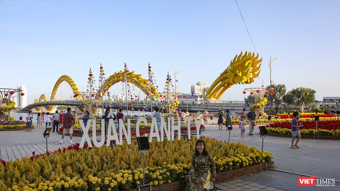 Vừa mới hoàn thành, đường hoa xuân Bạch Đằng ở Đà Nẵng đã chào đón rất đông người dân, du khách