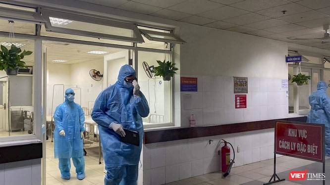 Một bệnh nhân Trung Quốc đang sốt tự ý bỏ trốn khỏi bệnh viện rồi lên máy bay về nước
