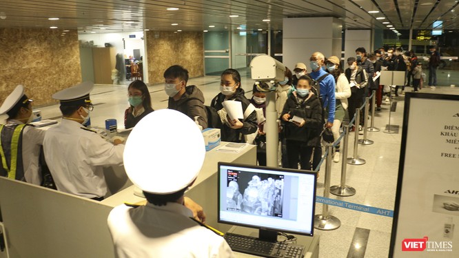 Lực lượng kiểm dịch quốc tế giám sát hành khách nhập cảnh tại Càng HKQT Đà Nẵng trong giai đoạn dịch COVID-19 khởi phát