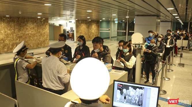Lực lượng kiểm dịch y tế quốc tế giám sát y tế đối với hành khách nhập cảnh vào Đà Nẵng tại sân bay