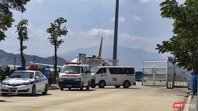 Lực lượng y tế thực hiện cách ly, đưa hành khách nhập cảnh đến sân bay Đà Nẵng về trung tâm cách ky theo quy định phòng, chống dịch COVID-19