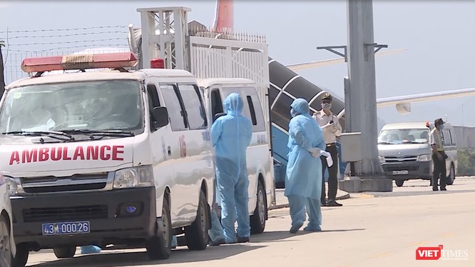 Lực lượng y tế Đà Nẵng thực hiện công tác giám sát các trường hợp nghi nhiễm, cách ly ngay tại sân bay
