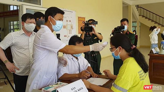 Cán bộ y tế thăm khám lần cuối đối với công dân Việt Nam cách ly tập trung trước khi cho rời trung tâm cách ly tại Đà Nẵng