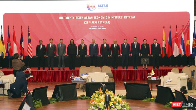 Các Bộ trưởng Kinh tế ASEAN (AEM) chụp ảnh lưu niệm tại hội nghị Bộ trưởng Kinh tế ASEAN hẹp lần thứ 26 diễn ra tại Đà Nẵng 