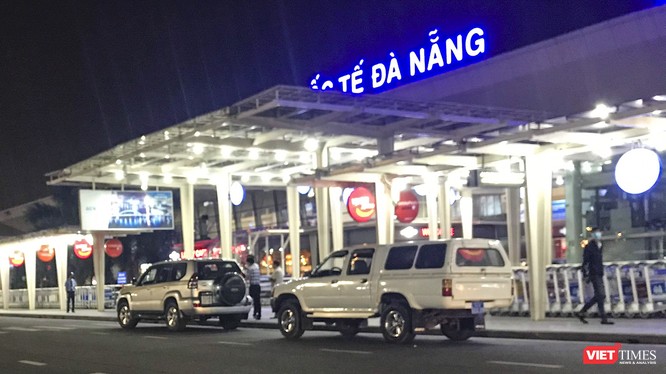 Xe của CDC tỉnh Quảng Nam chỏ 4 du khách người Anh từ Quảng Nam ra sân bay Đà Nẵng để thực hiện hành trình từ Đà Nẵng đi Hà Nội trên chuyến bay VN188 vào tối 11/3