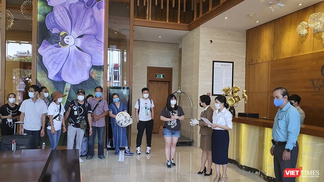 Ban Chỉ đạo phòng, chống dịch COVID-19 quận Hải Châu, đại diện khách sạn Vanda và các cơ quan liên quan trao giấy chứng nhận hoàn thành cách ly phòng, chống COVID-19 cho toàn bộ số du khách và nhân viên tại đây 