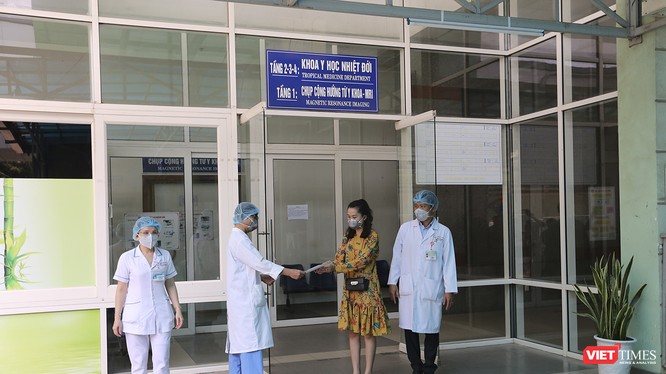 Bệnh nhân mắc COVID-19 thứ 35 nhận giấy chứng nhận sức khỏe từ Bệnh viện Đà Nẵng để xuất viện