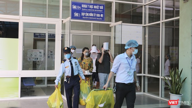Các bệnh nhân mắc COVID-19 tại Bệnh viện Đà Nẵng xuất viện, cách ly sau khi đã âm tính với SARS-CoV-2.