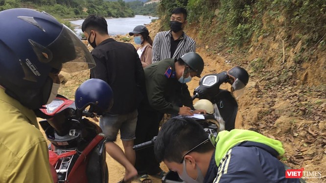 Lực lượng chức năng xã Hòa Bắc (huyện Hòa Vang, Đà Nẵng), lập biên bản, xử lý các đối tượng trốn chốt kiểm dịch COVID-19 vô rừng đi phượt
