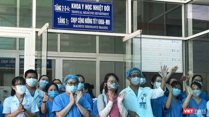Bệnh nhân mắc COVID-19 thứ 135 điều trị tại Đà Nẵng tại buổi xuất viện