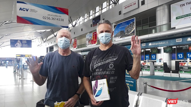Bệnh nhân mắc COVID-19 thứ 22 tại Việt Nam cùng bạn rời Đà Nẵng sau thời gian điều trị