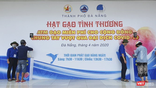 Sáng 20/4, 2 cây ATM gạo đặt tại trụ sở Thành đoàn Đà Nẵng đã chính thức hoạt động, góp phần chia sẻ khó khăn với người dân