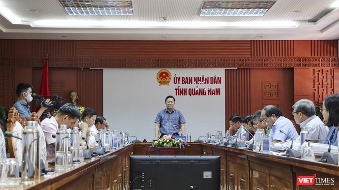 ông Lê Trí Thanh – Chủ tịch UBND tỉnh Quảng Nam chủ trì cuộc họp giữa các bên liên quan đến việc mua thiết bị xét nghiệm COVID-19
