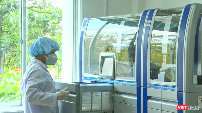 Hệ thống máy xét nghiệm Realtime PCR tự động đang được sử dụng ở CDC Quảng Nam
